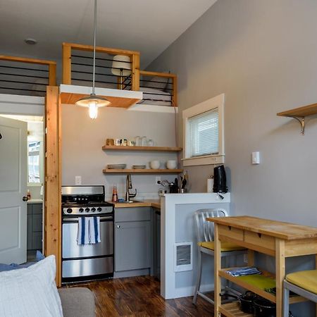 סיאטל Tiny House By Kabino Mini Modern Tiny Home Heart Of Green Lake Pet Friendly Wifi Loft Up Ladder Plus Sleeper Sofa מראה חיצוני תמונה