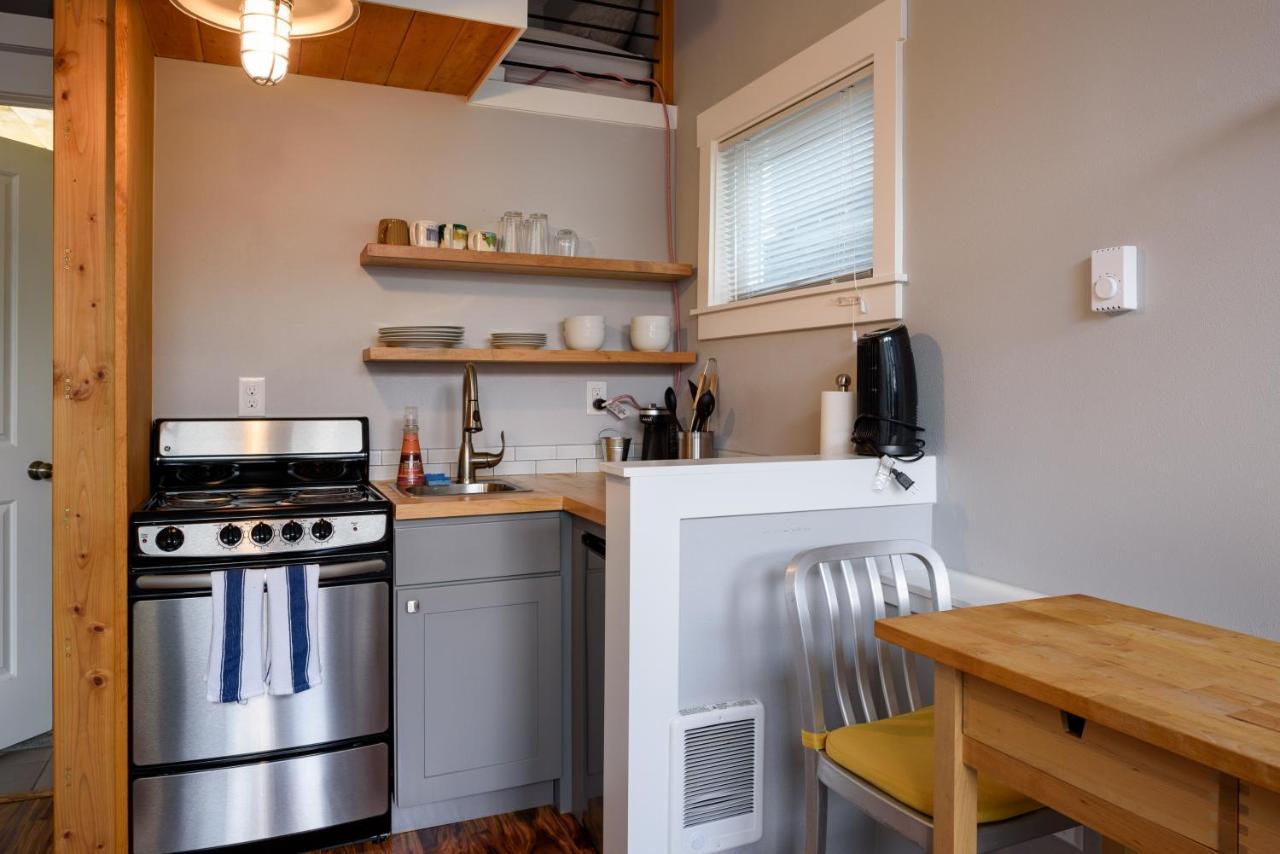 סיאטל Tiny House By Kabino Mini Modern Tiny Home Heart Of Green Lake Pet Friendly Wifi Loft Up Ladder Plus Sleeper Sofa מראה חיצוני תמונה