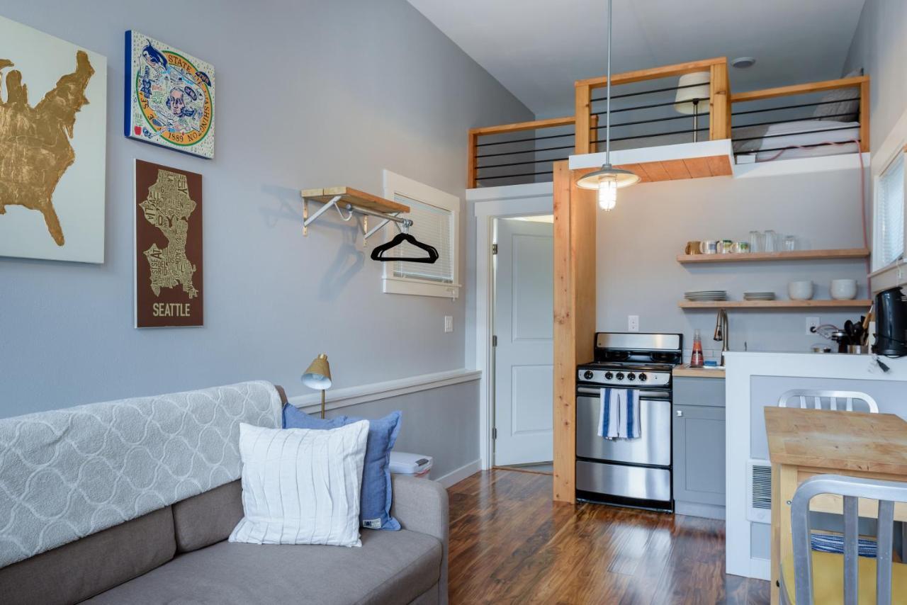 סיאטל Tiny House By Kabino Mini Modern Tiny Home Heart Of Green Lake Pet Friendly Wifi Loft Up Ladder Plus Sleeper Sofa מראה חיצוני תמונה
