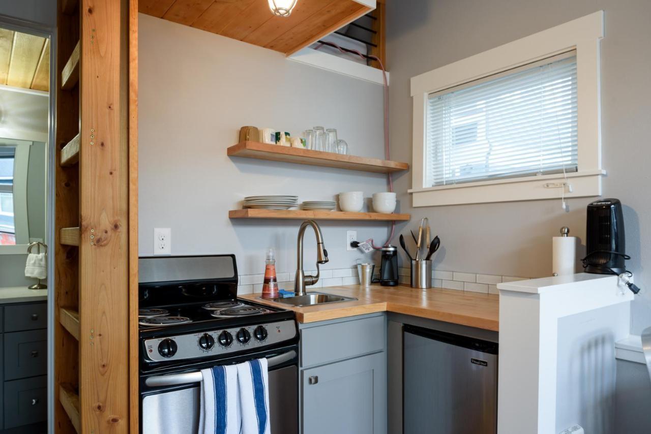 סיאטל Tiny House By Kabino Mini Modern Tiny Home Heart Of Green Lake Pet Friendly Wifi Loft Up Ladder Plus Sleeper Sofa מראה חיצוני תמונה