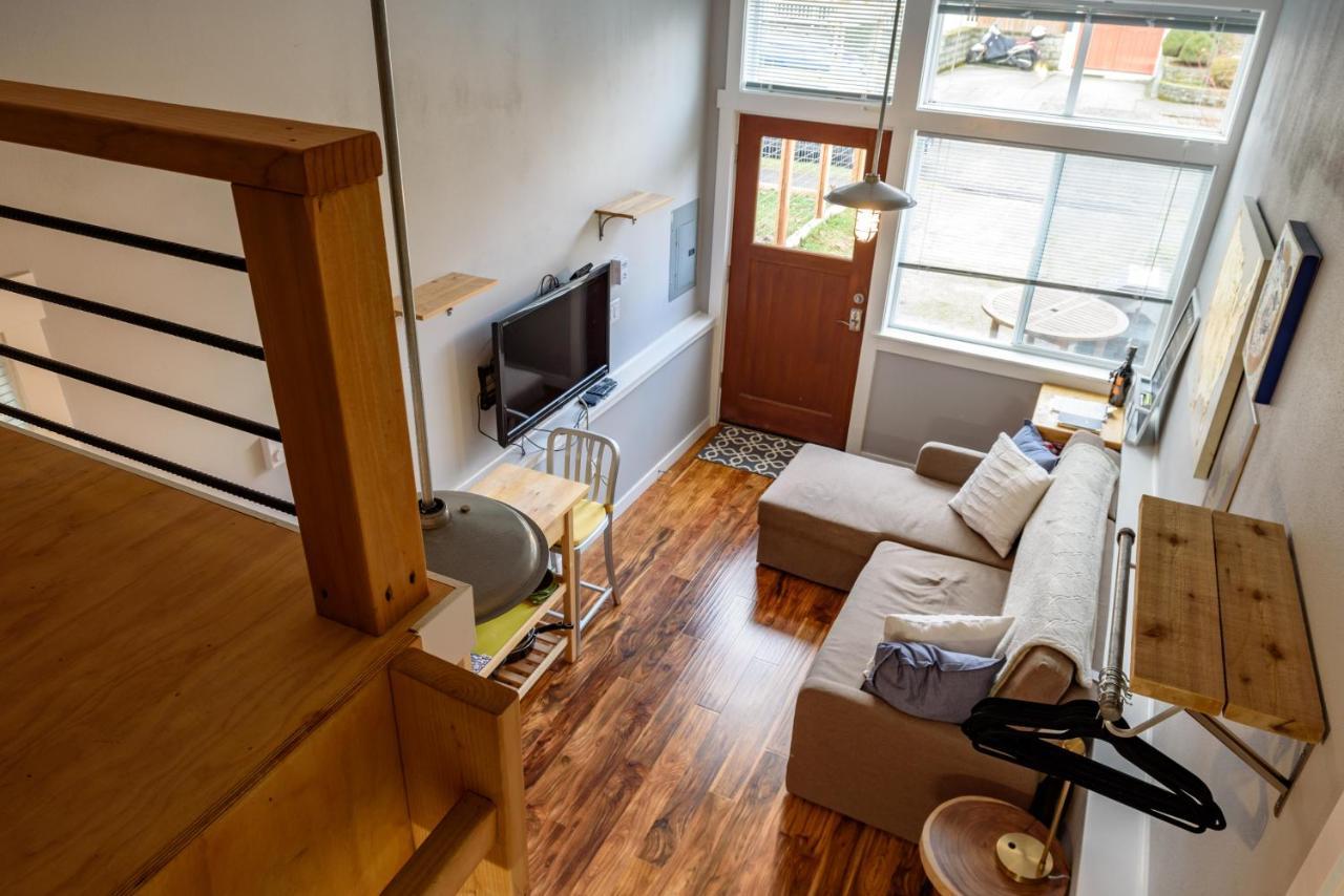 סיאטל Tiny House By Kabino Mini Modern Tiny Home Heart Of Green Lake Pet Friendly Wifi Loft Up Ladder Plus Sleeper Sofa מראה חיצוני תמונה