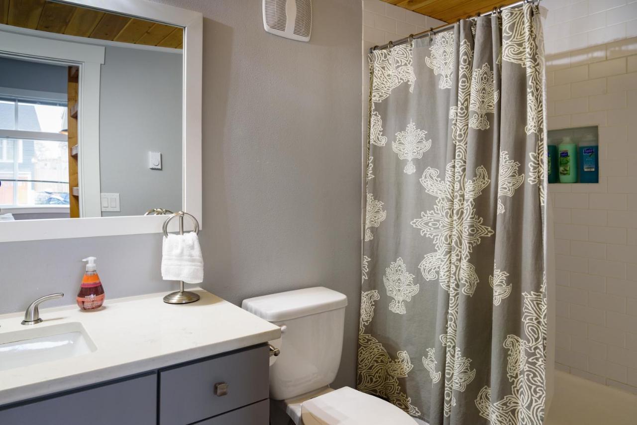 סיאטל Tiny House By Kabino Mini Modern Tiny Home Heart Of Green Lake Pet Friendly Wifi Loft Up Ladder Plus Sleeper Sofa מראה חיצוני תמונה