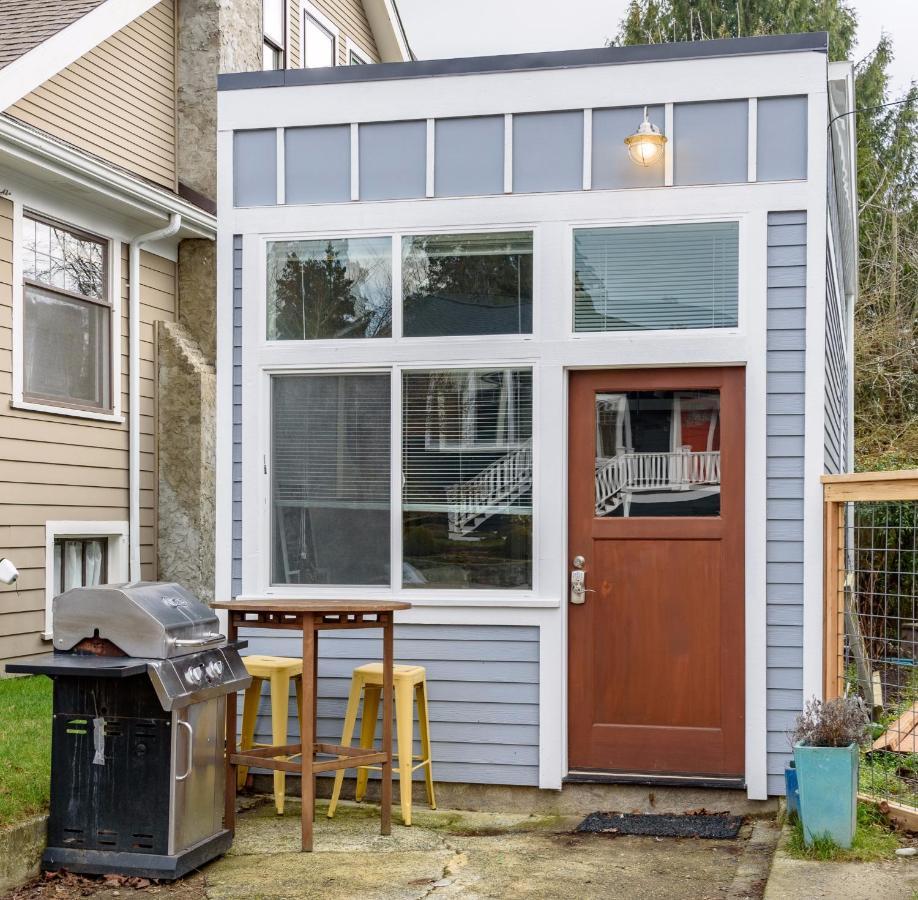 סיאטל Tiny House By Kabino Mini Modern Tiny Home Heart Of Green Lake Pet Friendly Wifi Loft Up Ladder Plus Sleeper Sofa מראה חיצוני תמונה